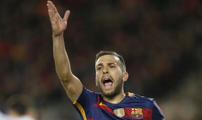 Alba protesta una jugada durante el partido contra el Sevilla