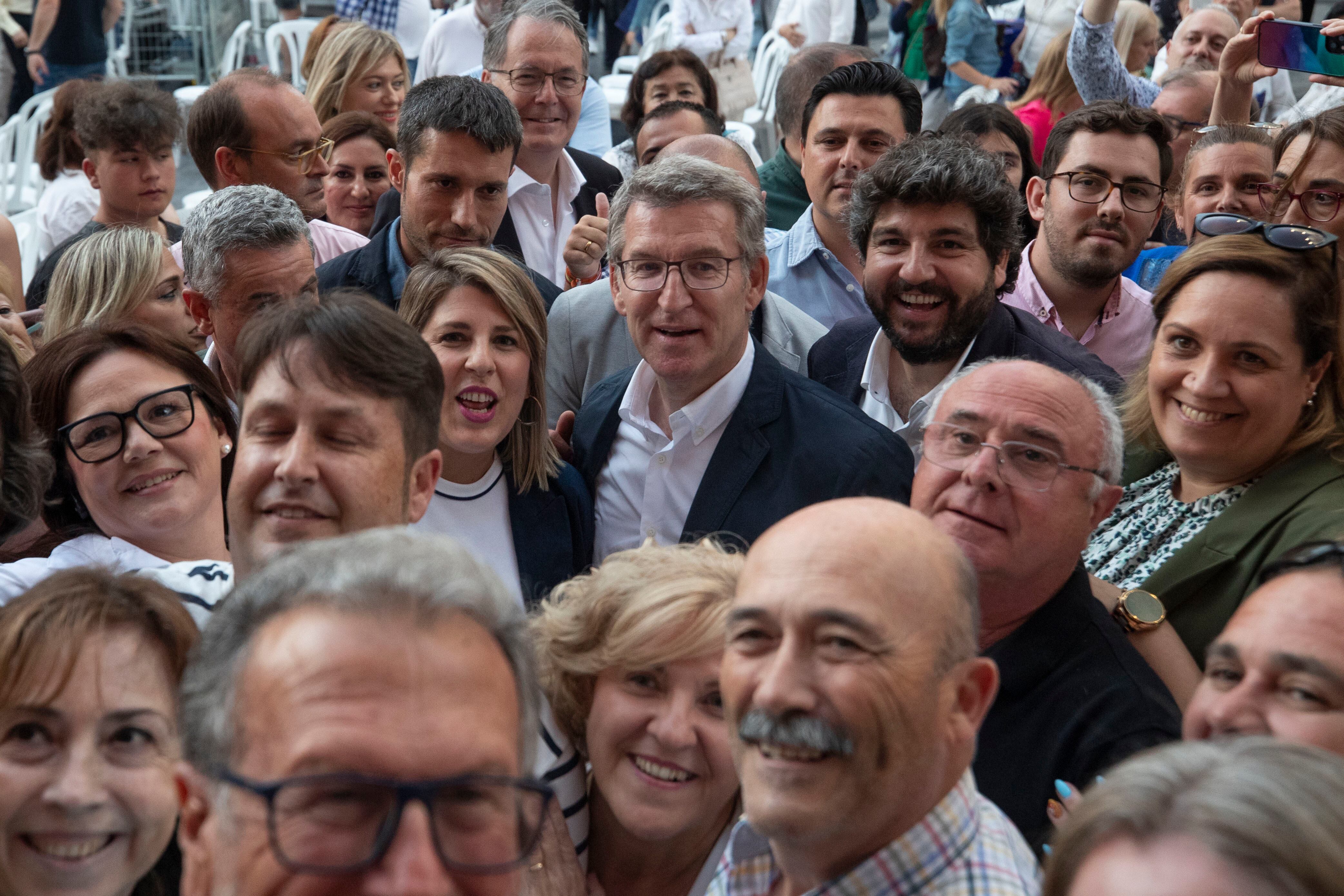 El presidente del PP, Alberto Núñez Feijóo (centro), junto al  presidente de la Región de Murcia, Fernando López Miras, y la alcaldesa de Cartagena, Noelia Arroyo, participan en un acto de la campaña electoral para las elecciones europeas en Murcia el 24 de mayo. 