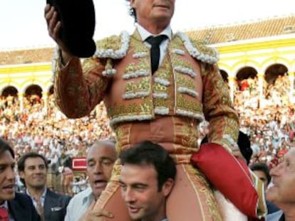 José María Manzanares a hombros del matador Enrique Ponce