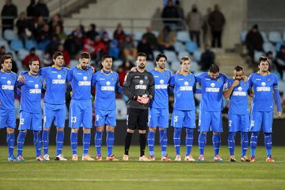 Los jugadores del Getafe, durante el minuto de silencio.