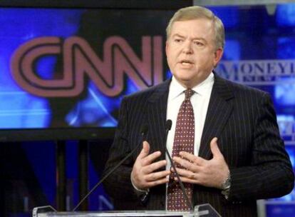 El presentador estadounidense de la CNN durante el anuncio de su regreso al programa 'Moneyline News Hour' en abril de 2001