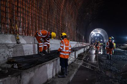 Trabajadores en la construcción del túnel del Toyo, en Canasgordas (Departamento de Antioquia), en marzo de 2023.