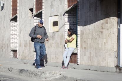 Una trabajadoras sexual espera clientes en la calle Mina del centro de Ciudad Juárez.