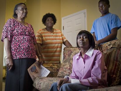 La familia de Troy Davis, en su casa de Savannah. Desde la izquierda, su madre Virginia, sus hermanas Kimberly y Martina Correia y su sobrino.