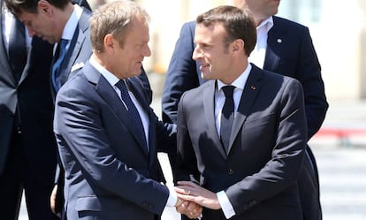 El presidente del Consejo Europeo, Donald Tusk, y el presidente francés, Emmanuel Macron, hablan este jueves durante la foto de familia de la cumbre en Sibiu.