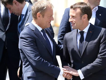 El presidente del Consejo Europeo, Donald Tusk, y el presidente francés, Emmanuel Macron, hablan este jueves durante la foto de familia de la cumbre en Sibiu.