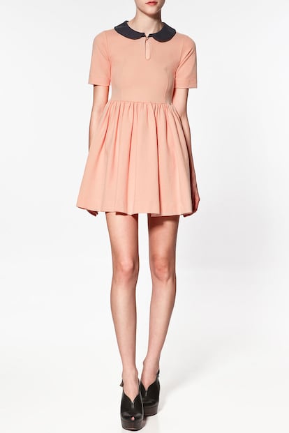 Vestido rosa pálido con cuello, de Zara (29,95 euros).