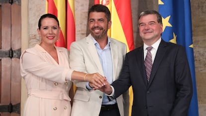 La alcaldesa de Moncada, Amparo Orts, el presidente valenciano, Carlos Mazón, y el vicepresidente corporativo de Edwards Lifescieces, Joe Nuzzolese, este miércoles en el palau de la Generalitat.