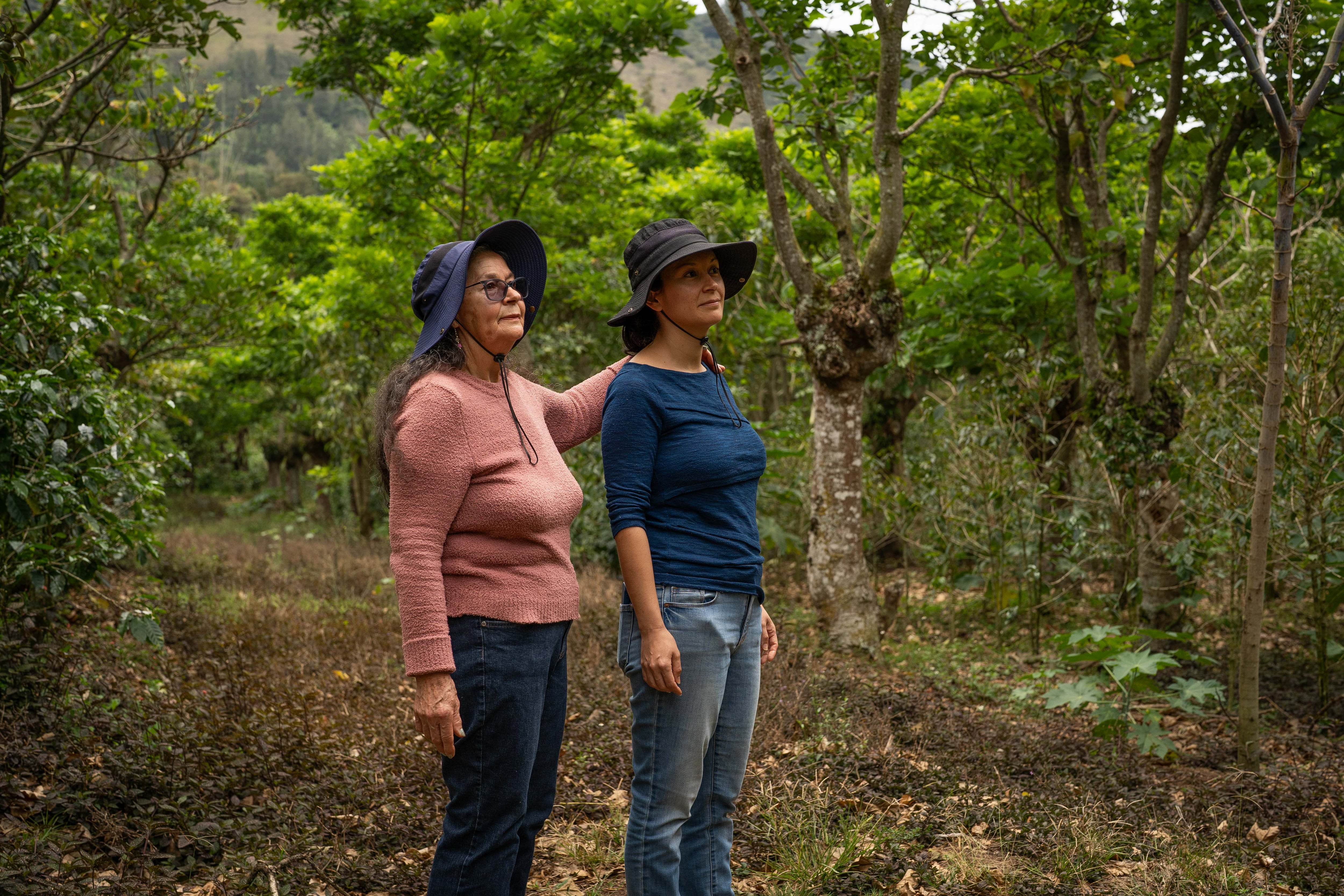 Leda Navarro y Tatiana Vargas en su finca cafetalera en Cartago, Costa Rica.