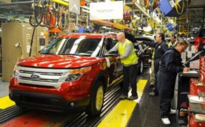 Varios empleados trabajan en la cadena de montaje del nuevo modelo Ford Explorer SUV 2011 en la planta de la compañía de Chicago, Illinois. EFE/Archivo