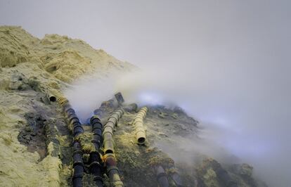 Esta paisagem tão fascinante quanto inóspita é local de trabalho para os coletores de enxofre do Kawah Ijen.