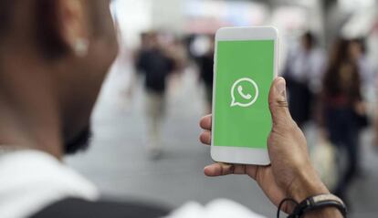 Uso de WhatsApp en un teléfono