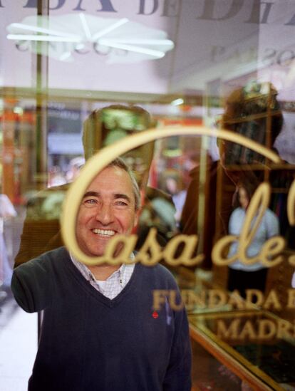 Los actuales dueños son dos hermanos que forman parte de la sexta generación a cargo de este local de la Puerta de Sol, célebre por sus abanicos.