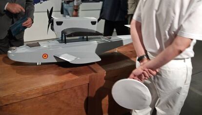 Un oficial de la Armada junto a la maqueta de un hidroavión Dornier DO J Wal, ayer en la exposición.