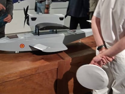 Un oficial de la Armada junto a la maqueta de un hidroavi&oacute;n Dornier DO J Wal, ayer en la exposici&oacute;n.