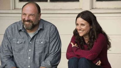 James Gandolfini y Julia-Louis Dreyfus, en un fotograma de 'Sobran las palabras'.