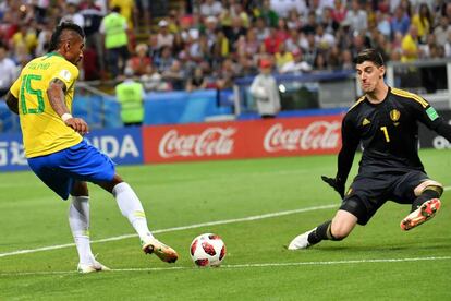 Paulinho, en una acción ante Cortois en los cuartos de final del Mundial.
 