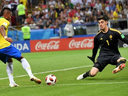 Paulinho, en una acción ante Cortois en los cuartos de final del Mundial.
 