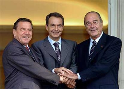 José Luis Rodríguez Zapatero, Jacques Chirac y Gerhard Schröder estrechan sus manos en La Moncloa.
