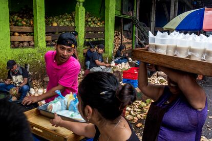 Un joven ofreciendo sus productos a los paseantes.