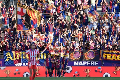 Las jugadoras del Barça celebran uno de los goles de Claudia Pina este sábado ante el Atlético en El Alcoraz durante la final de la Copa.