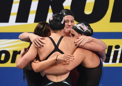 Ledecky celebra con sus compañeras la victoria en el 4x200 libre