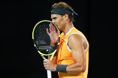 Rafael Nadal se lamenta después de perder un punto.
