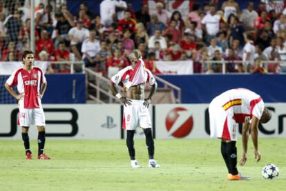 Escudé, Zokora y Kanouté (de izquierda a derecha), desolados por la eliminación del Sevilla.