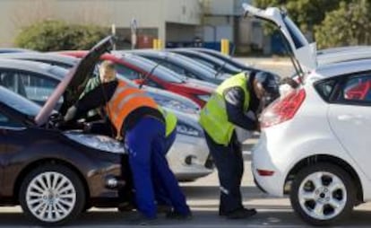 Varios operarios revisan los Ford Fiesta de la sexta generación salidos por la línea de montaje de la factoría Ford de Almussafes. EFE/Archivo