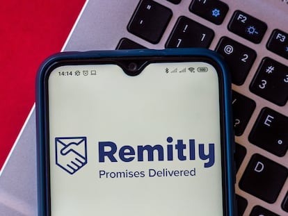 Un teléfono móvil inicia la aplicación Remitly, con la que se pueden realizar envíos de dinero de EE UU al extranjero.
