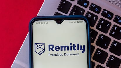 Un teléfono móvil inicia la aplicación Remitly, con la que se pueden realizar envíos de dinero de EE UU al extranjero.