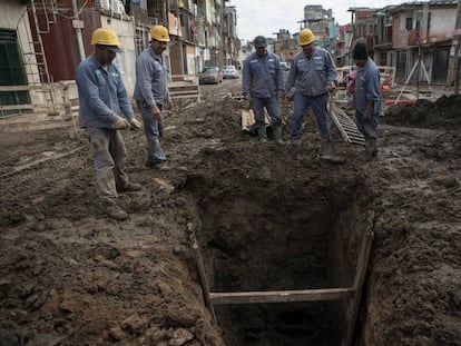 Trabajadores en Villa 31 en Buenos Aires.