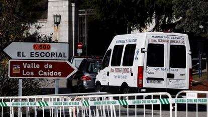 La furgoneta de la empresa responsable de retirar la losa.