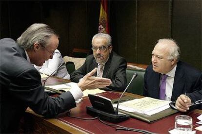 Josep Piqué (izquierda) habla con el ministro de Exteriores, Miguel Ángel Moratinos (derecha), en el Senado.