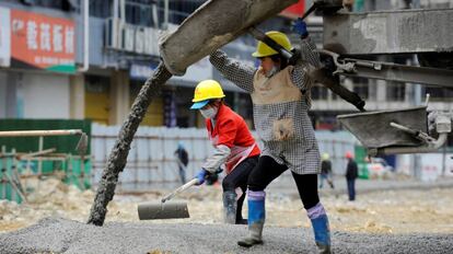 Trabajadores de la construcción en Renhuai, en China.