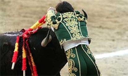 El Fandi coloca un par de banderillas en la corrida goyesca celebrada ayer en Madrid.

/ MANUEL ESCALERA