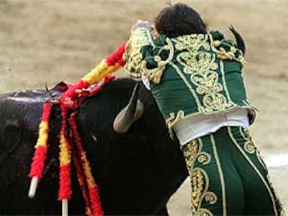 El Fandi coloca un par de banderillas en la corrida goyesca celebrada ayer en Madrid.
/ MANUEL ESCALERA