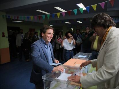 El descenso de Podemos y sus confluencias otorga a la derecha cinco de los mayores 20 ayuntamientos