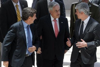 De izquierda a derecha, el presidente del Grupo BBVA Chile, Ignacio Lacasta; el presidente chileno, Sebastián Piñera, y el director de EL PAÍS, Javier Moreno, ayer en el encuentro Chile, puerta de América que se celebró en la capital, Santiago.