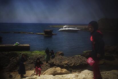 Una visión distorsionada de la antigua ciudad portuaria de Biblos, al Norte de Beirut (Líbano). Las niñas de la familia que está disfrutando de este día de sol y playa no llevan todo el rostro cubierto, por lo que ellas pueden observar los verdaderos colores, de los diferentes azules del mar y del cielo; y de la luz sin barreras.
