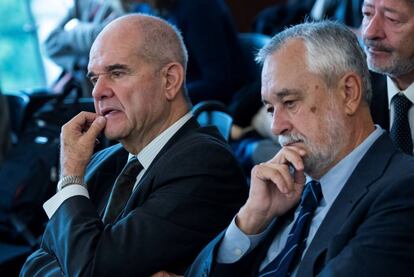 Los expresidentes José Antonio Griñán y Manuel Chaves escuchan al abogado de éste Pablo Jiménez de Parga en el juicio de los ERE.