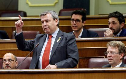 jordi Xuclà, acompañado a la izquieda de Carles Campuzano y a la derecha de Germà Bel, en una intervención en el Congreso en 2018.