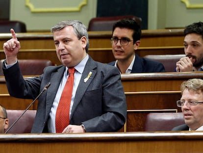 jordi Xuclà, acompañado a la izquieda de Carles Campuzano y a la derecha de Germà Bel, en una intervención en el Congreso en 2018.