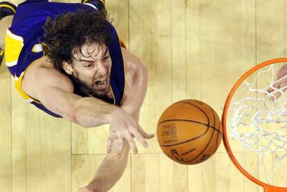 Gasol, con 30 puntos, apuntala una victoria balsámica para los Lakers