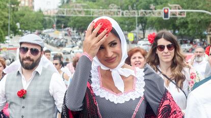 La vicealcaldesa de Madrid, Begoña Villacís, llega vestida de chulapa, a la pradera.