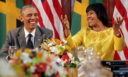 Obama somriu al costat de la primera ministra de Jamaica.
