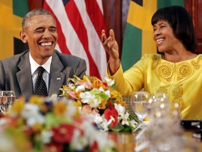 Obama somriu al costat de la primera ministra de Jamaica.