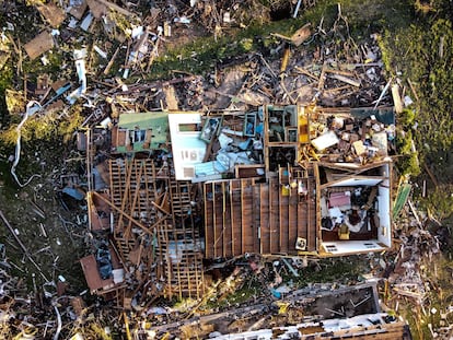 Vista aérea de una vivienda devastada por el tornado que ha sacudido a la localidad de Rolling Fork, Misisipi (Estados Unidos).