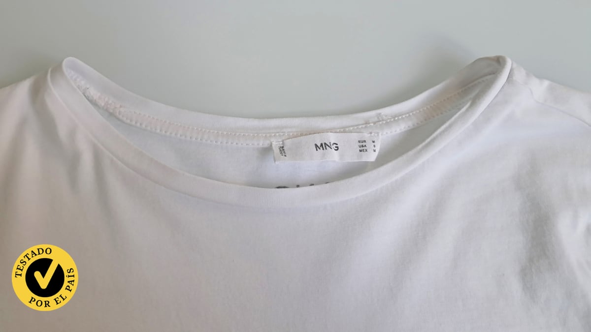He probado dos trucos virales para quitar las manchas de maquillaje de la ropa blanca en casa: ¿funcionan de verdad?