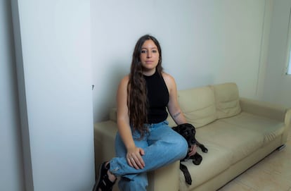 Laura C. Vela, con su perra Tanizaki, en su estudio de Madrid.